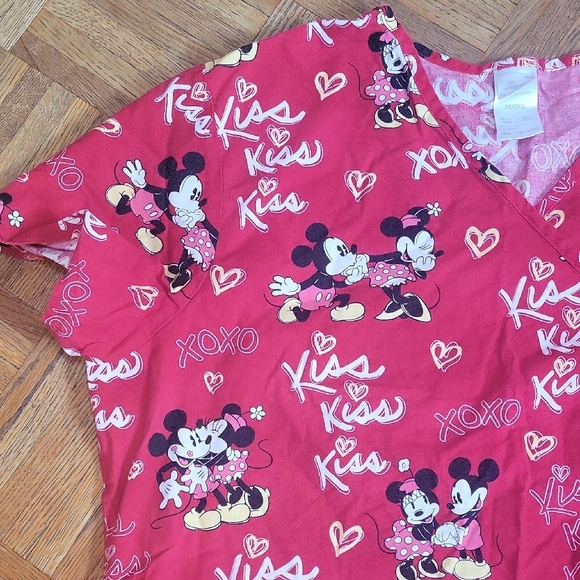 Disney Red Mickey & Minnie Kiss Scrub Top SIZE 2x - Picture 6 of 7